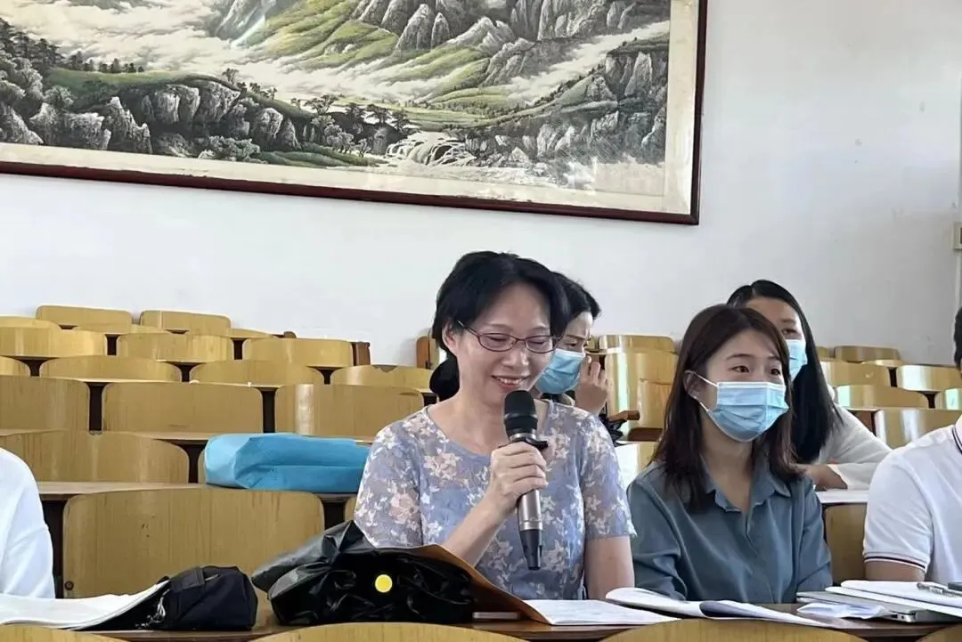 青年教师认真聆听经验分享