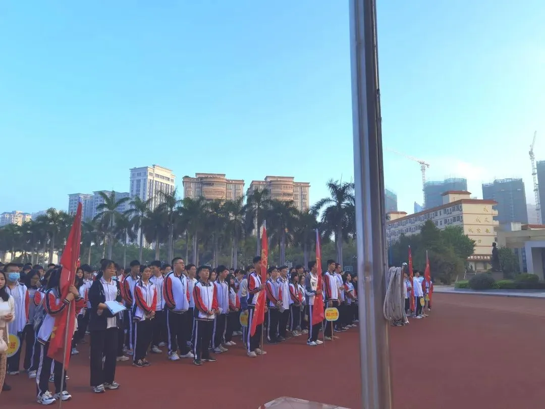 张干丁校长为获奖学生颁发奖状