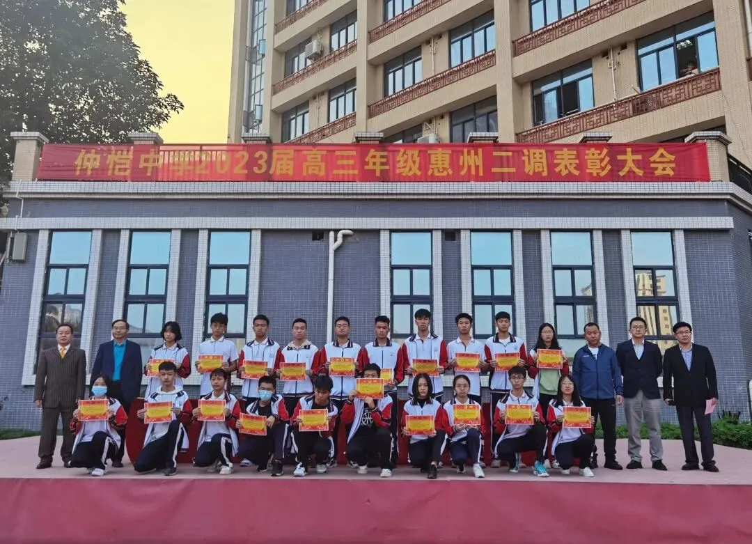 张干丁校长发表讲话,寄语高三学子