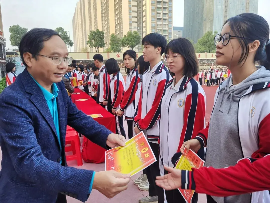 高三学子进行冲刺三调宣誓