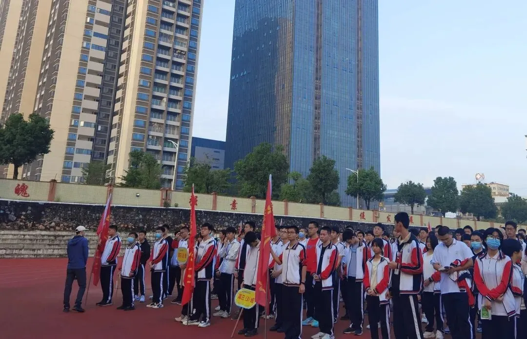 教务处唐涛主任宣布表彰名单