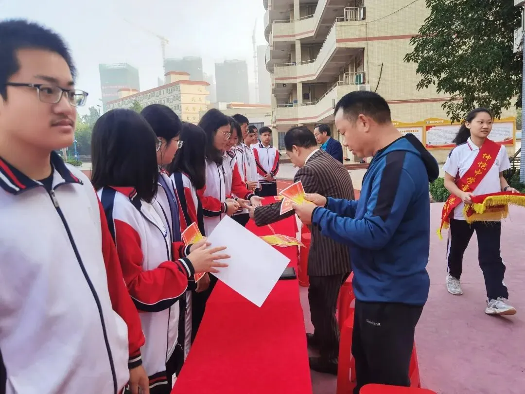 宣誓现场,同学们眼神坚定,充满力量