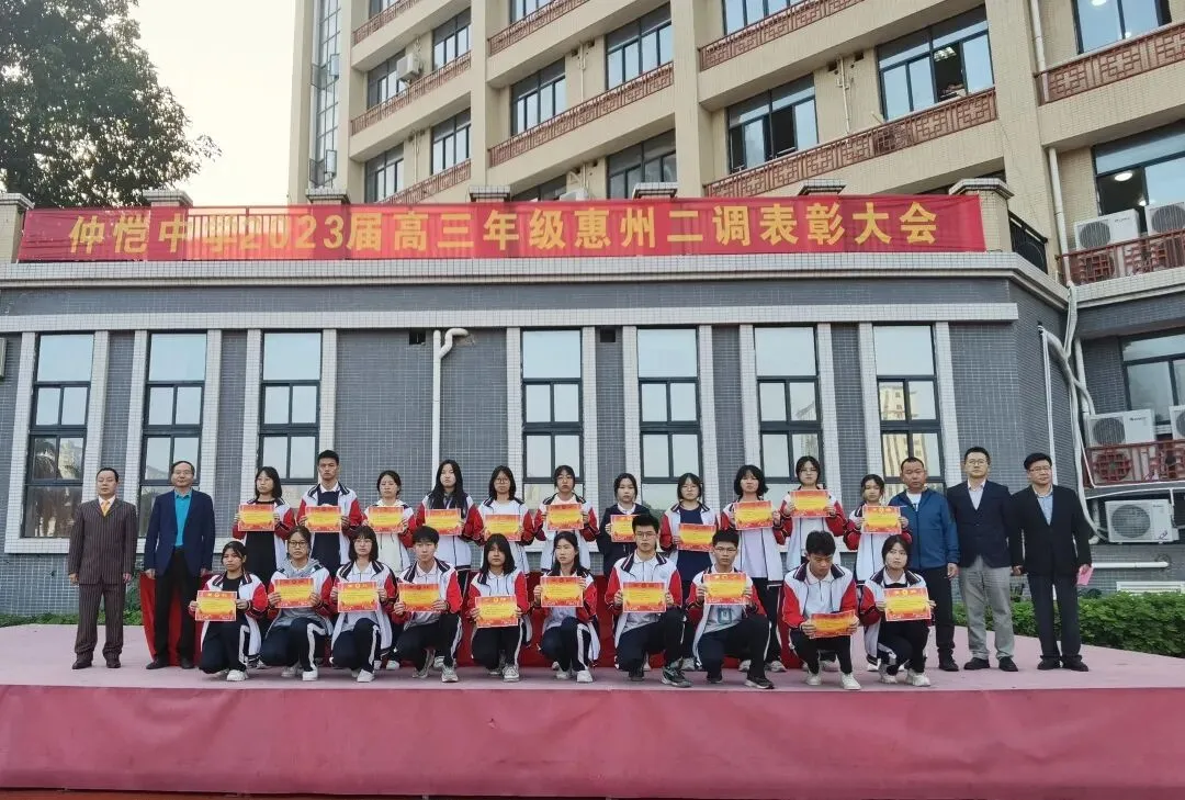 获奖学生手持奖状,脸上洋溢着自豪的笑容