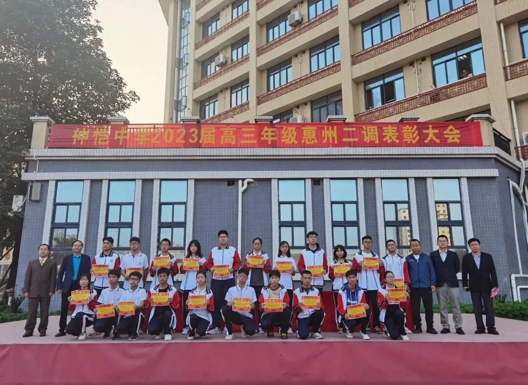 高三全体学生认真聆听张干丁校长的讲话