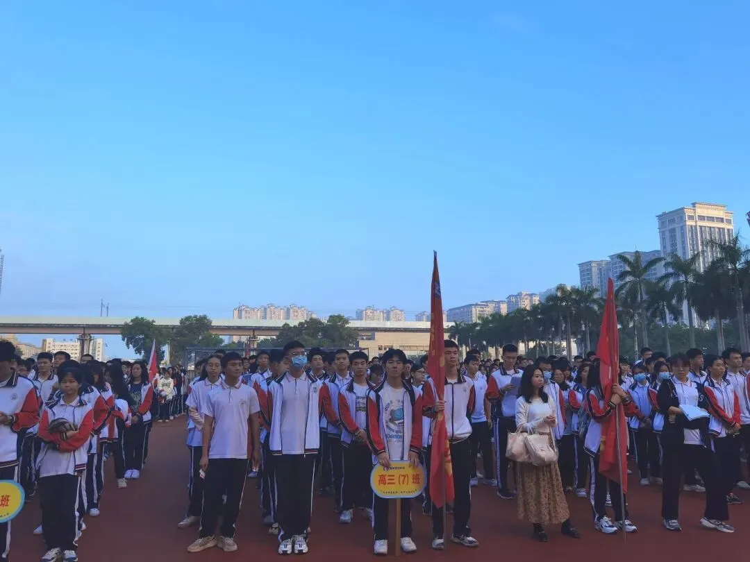 获奖学生代表上台领奖