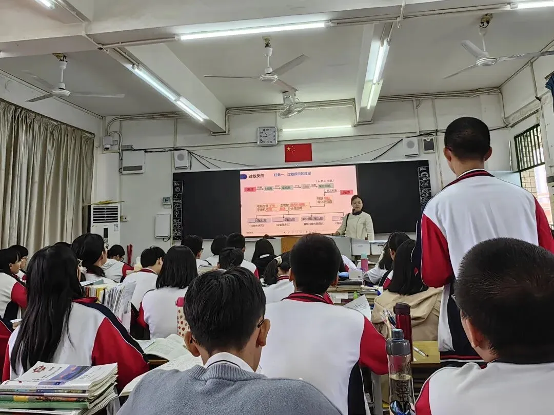 尹丽梅老师在讲授《免疫失调》课程