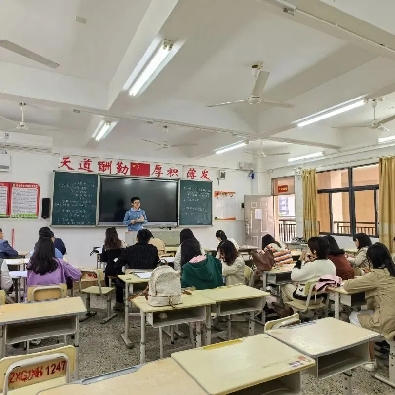 教师们认真记录评课内容,交流教学心得