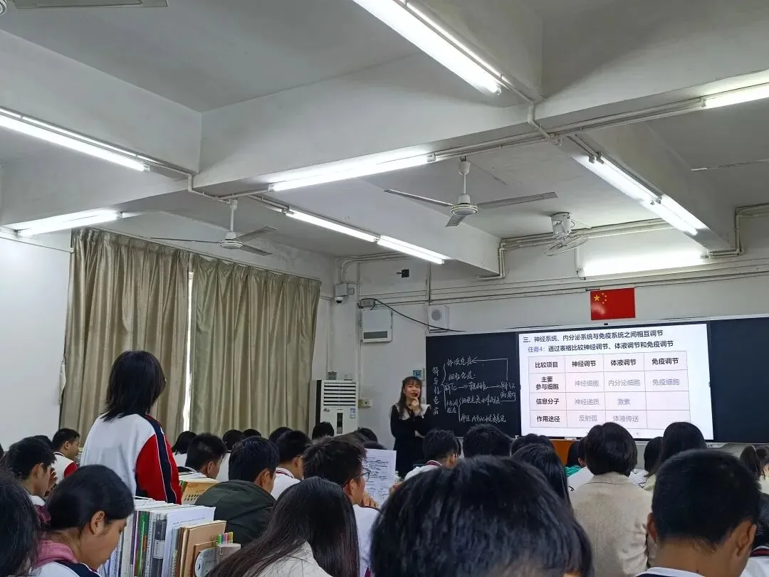 赖美辰老师引导学生梳理免疫系统知识