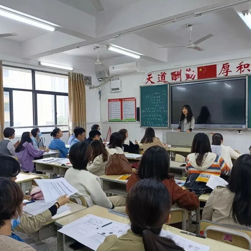 生物科组教师们正在进行热烈的评课研讨