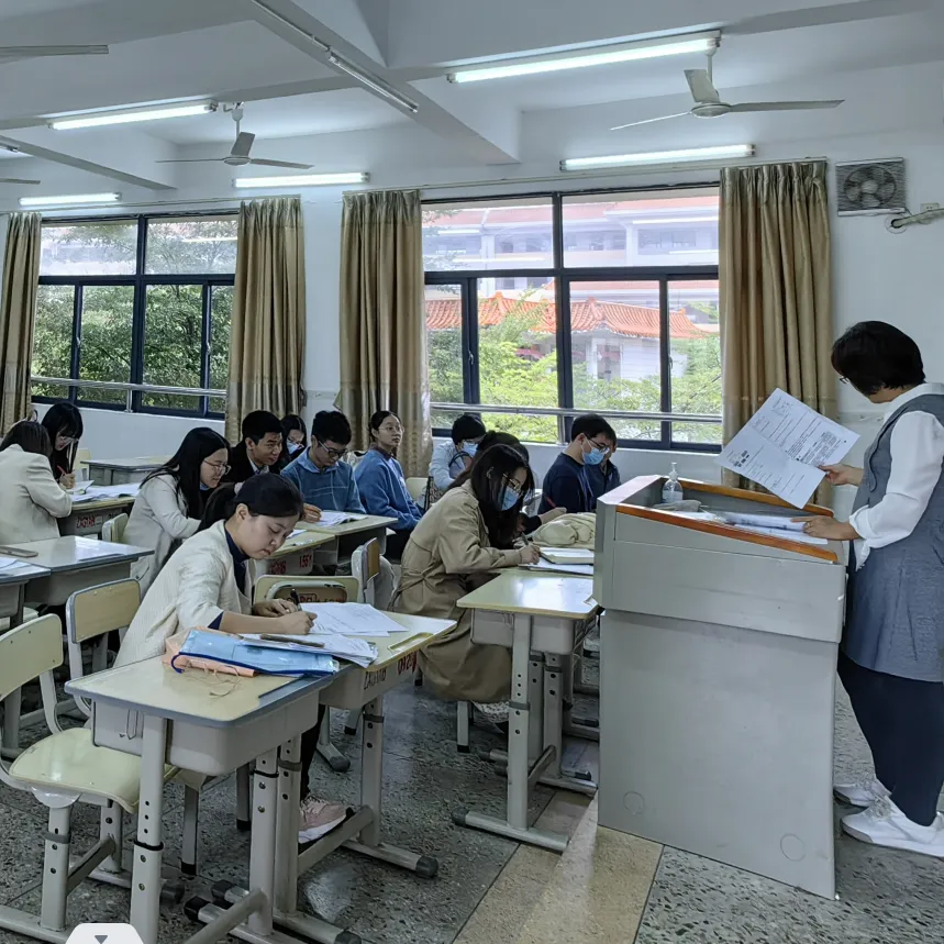 评课现场,教师们积极分享教学经验