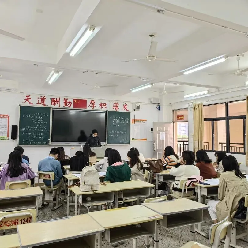 科组长焦志芳老师主持评课会议