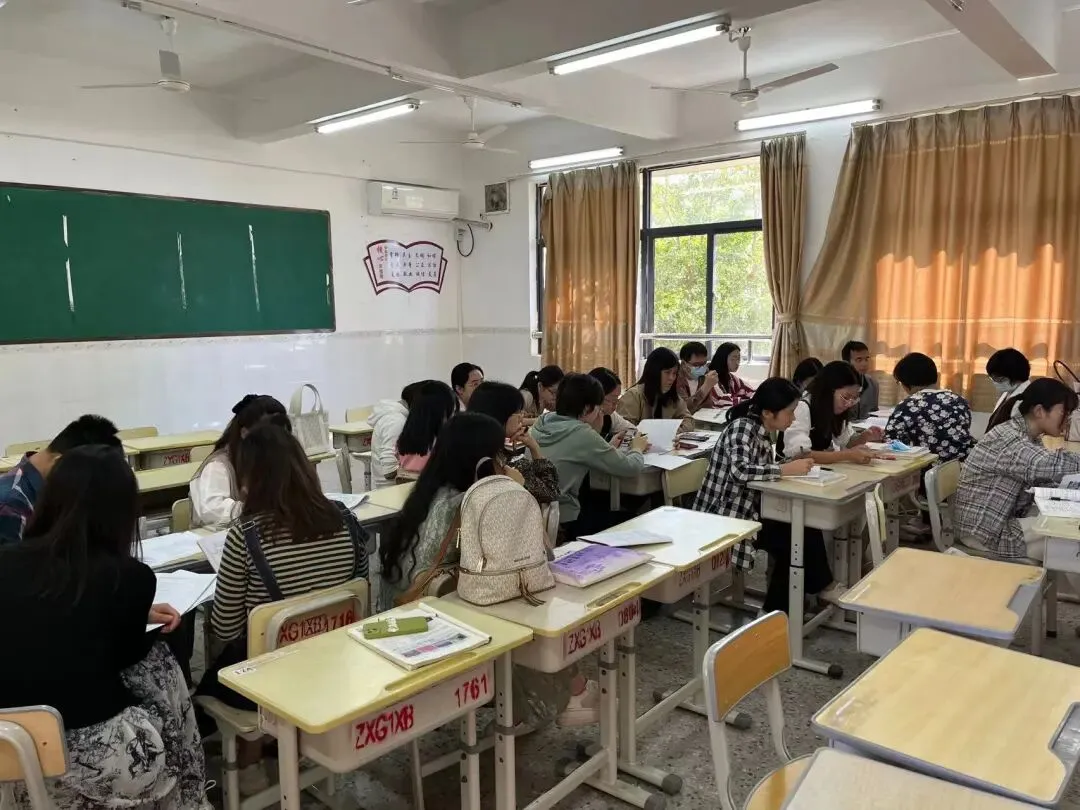 生物科组教师们围坐在一起进行评课讨论