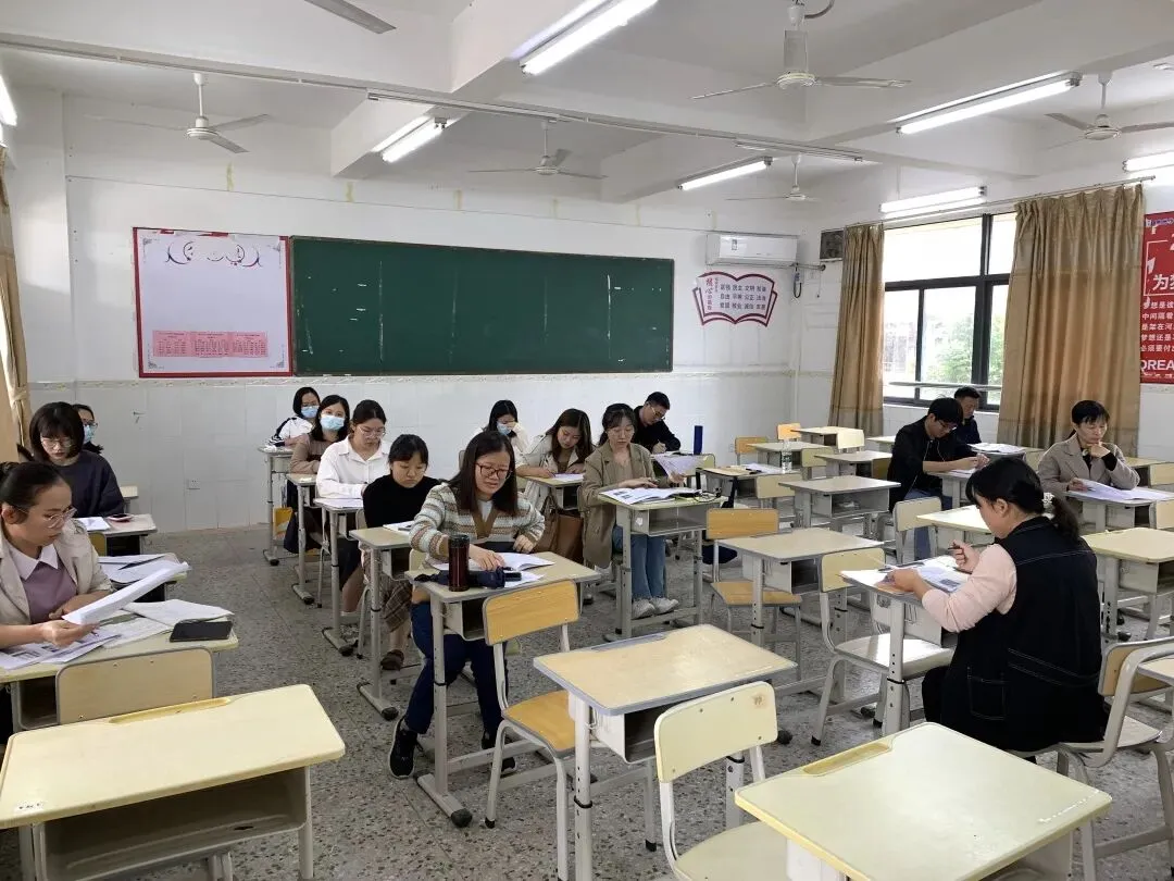 地理科组教师们在认真听课