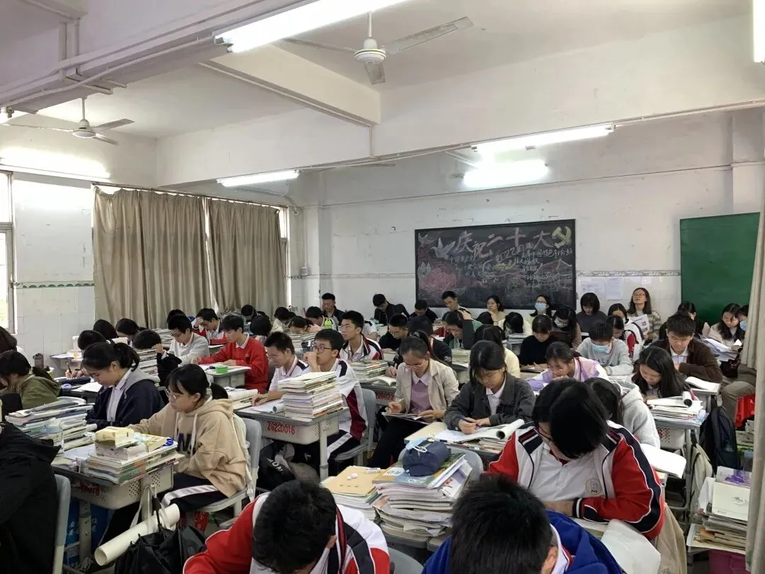 学生们在课堂上进行小组合作探究