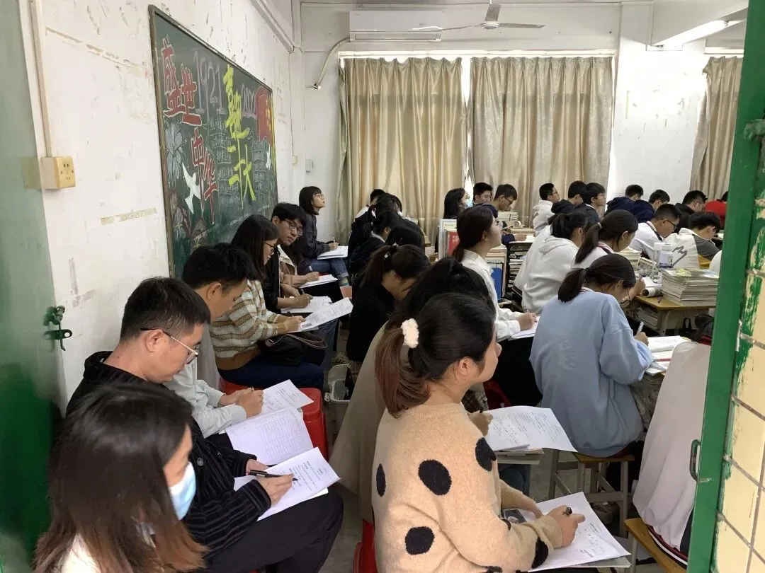 学生们在课堂上积极参与讨论