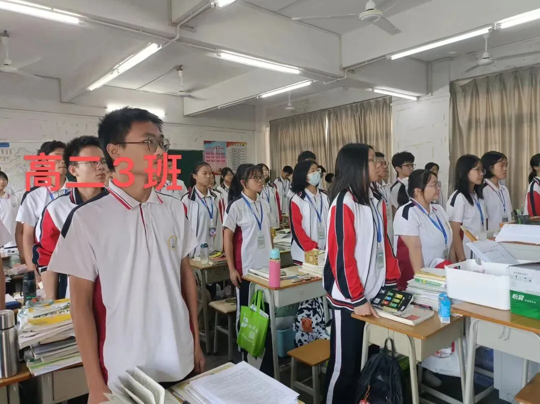 升旗仪式现场,护旗手迈着正步走向升旗台