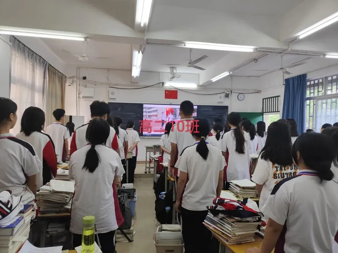 升旗仪式现场,学生们面向国旗行注目礼