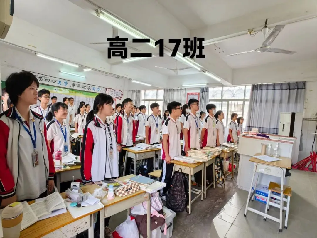 演讲现场,学生们认真聆听