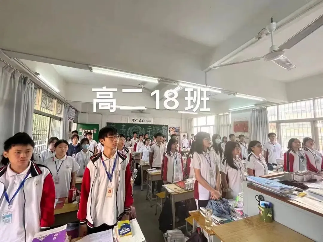 演讲现场,学生们认真聆听