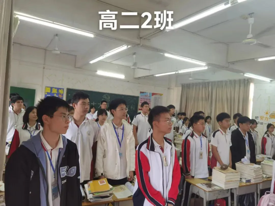 学生们在教室里通过屏幕观看升旗仪式直播
