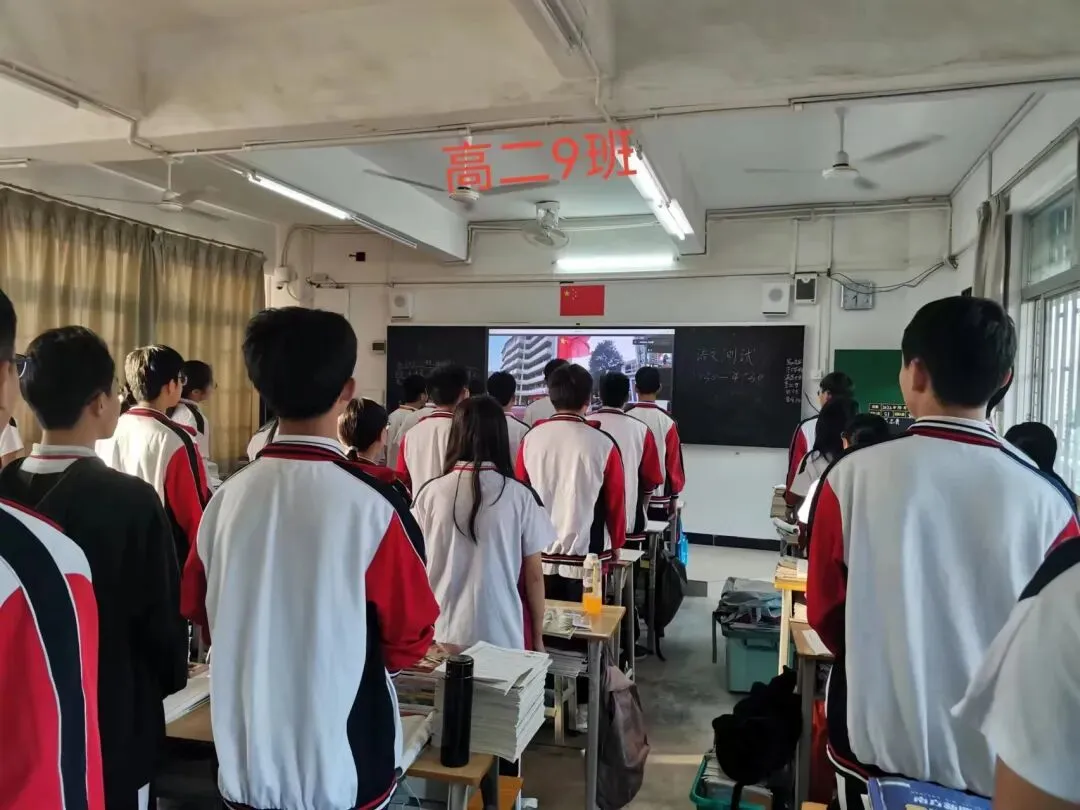 升旗仪式现场,国旗冉冉升起