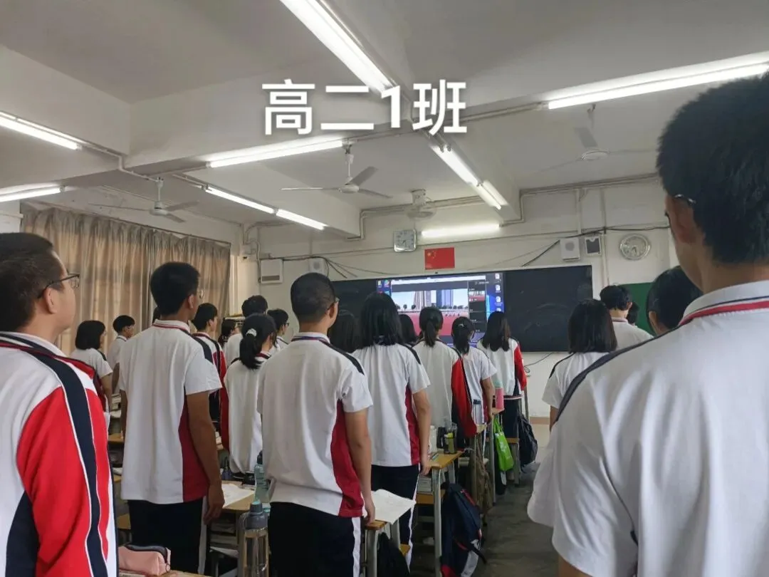 国旗队队员在操场进行升旗仪式演练