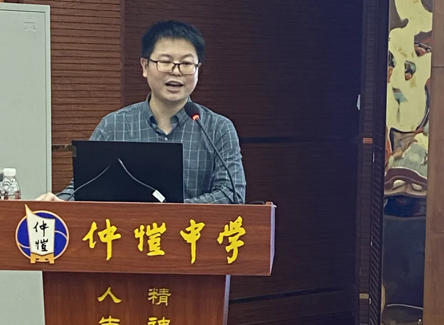 教务处副主任高宇辉进行数据分析