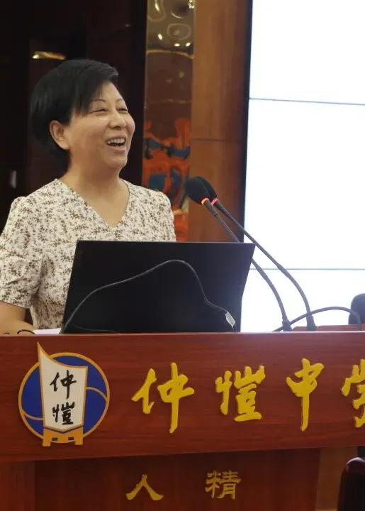 会议现场,教师们认真聆听