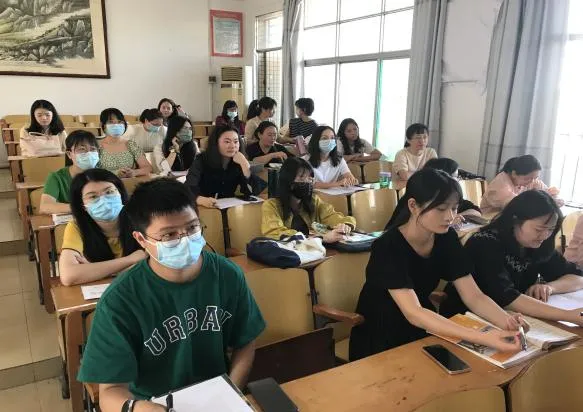 英语科组召开会议进行研讨