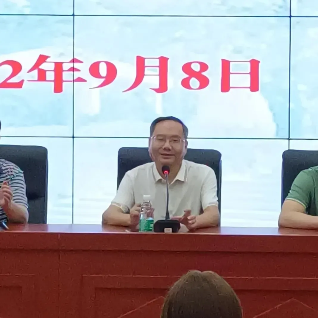 学校领导为新教师赠送鲜花
