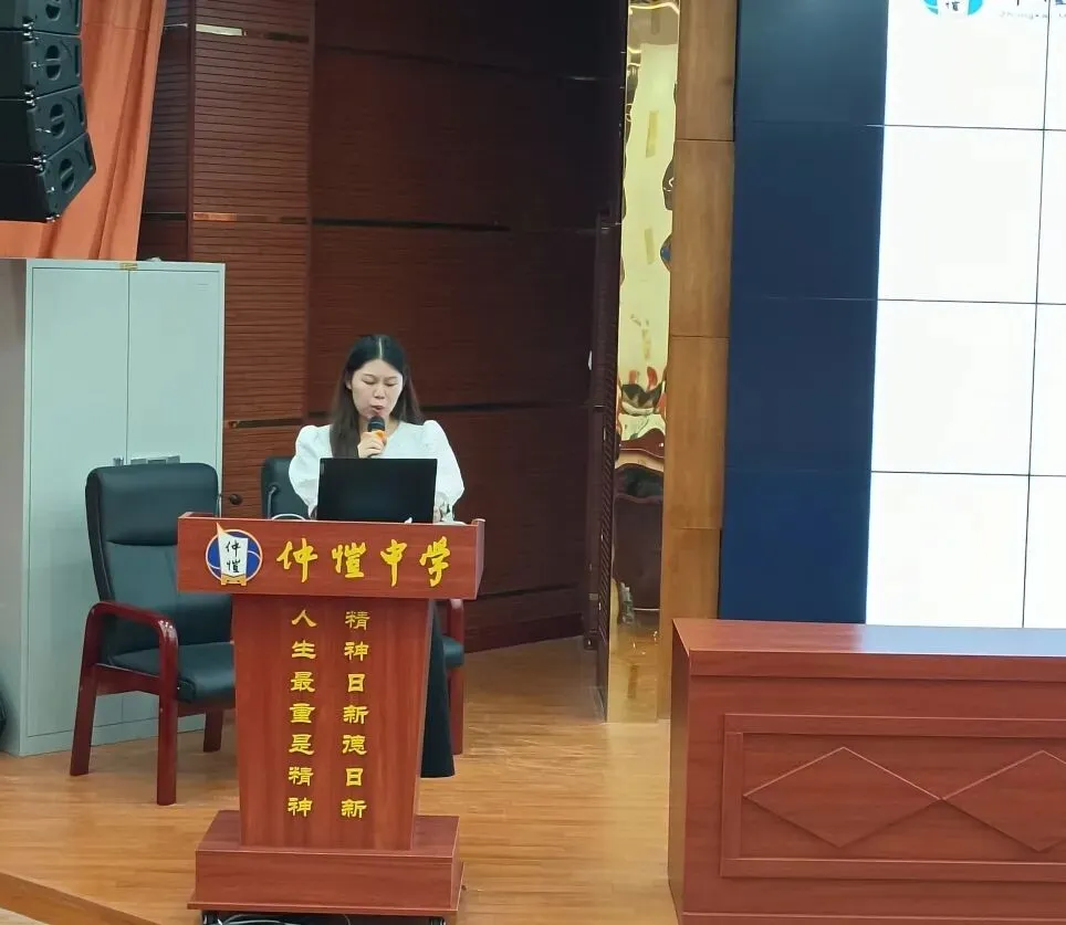 新教师代表黄培在座谈会上发言