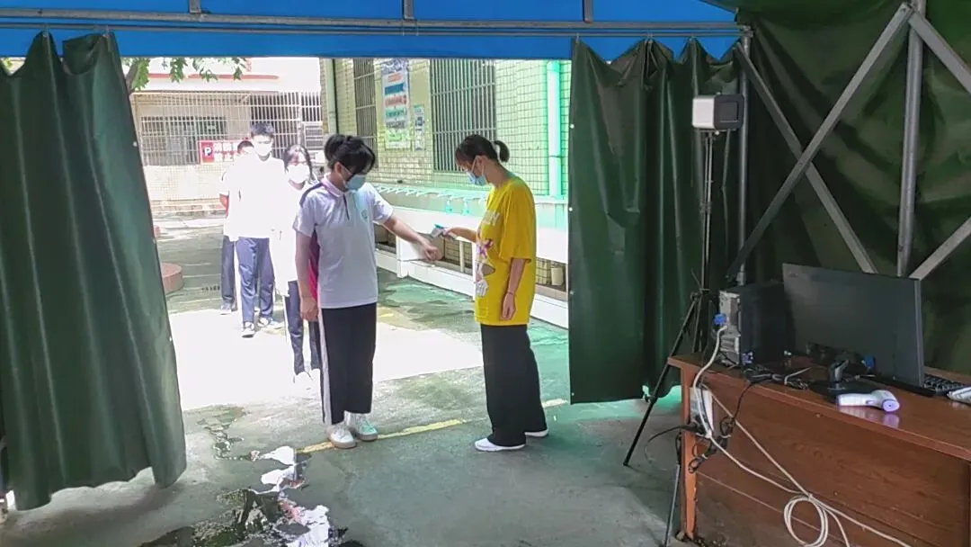 学生们佩戴口罩有序进入食堂
