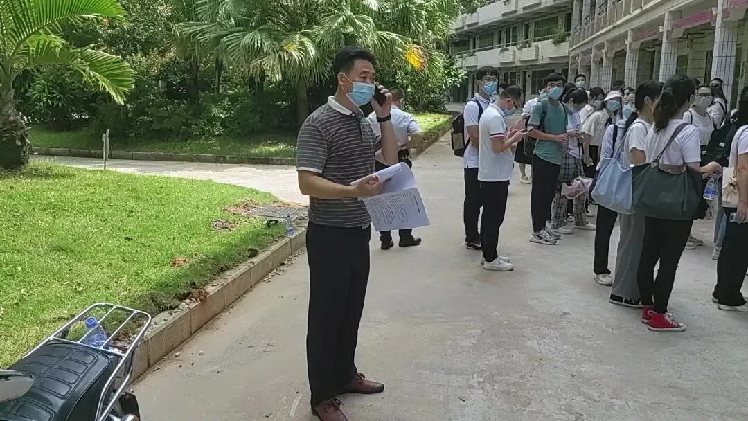 校医对疑似病例进行专业评估