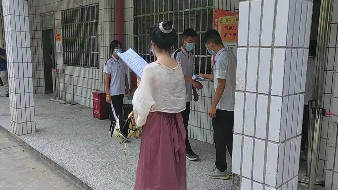 体温检测点的工作人员