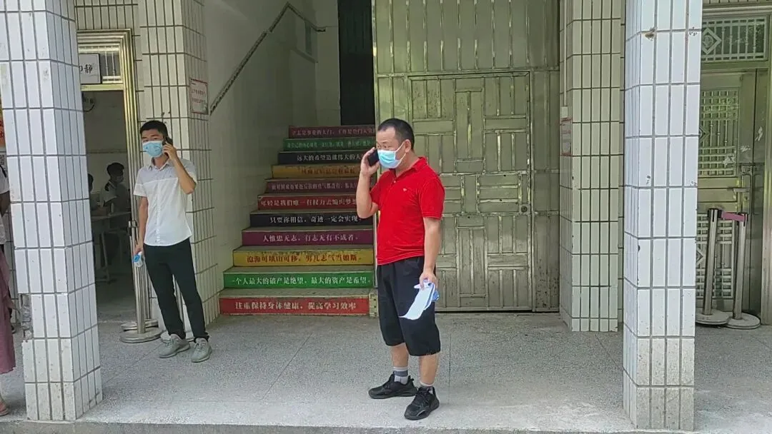 学生被带至隔离室接受进一步检查