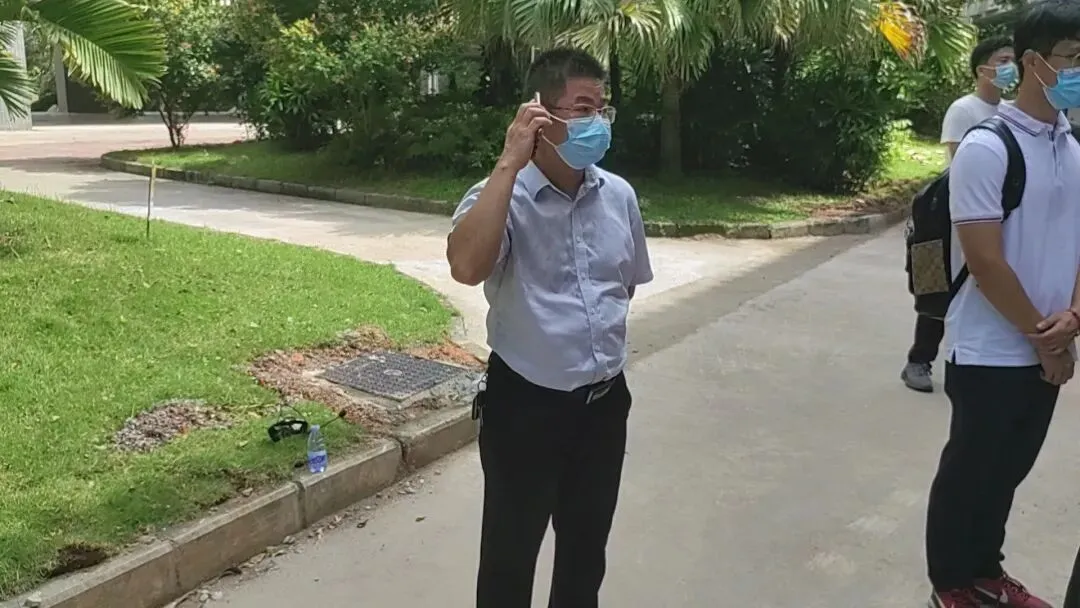 消毒人员对教室进行专业消毒