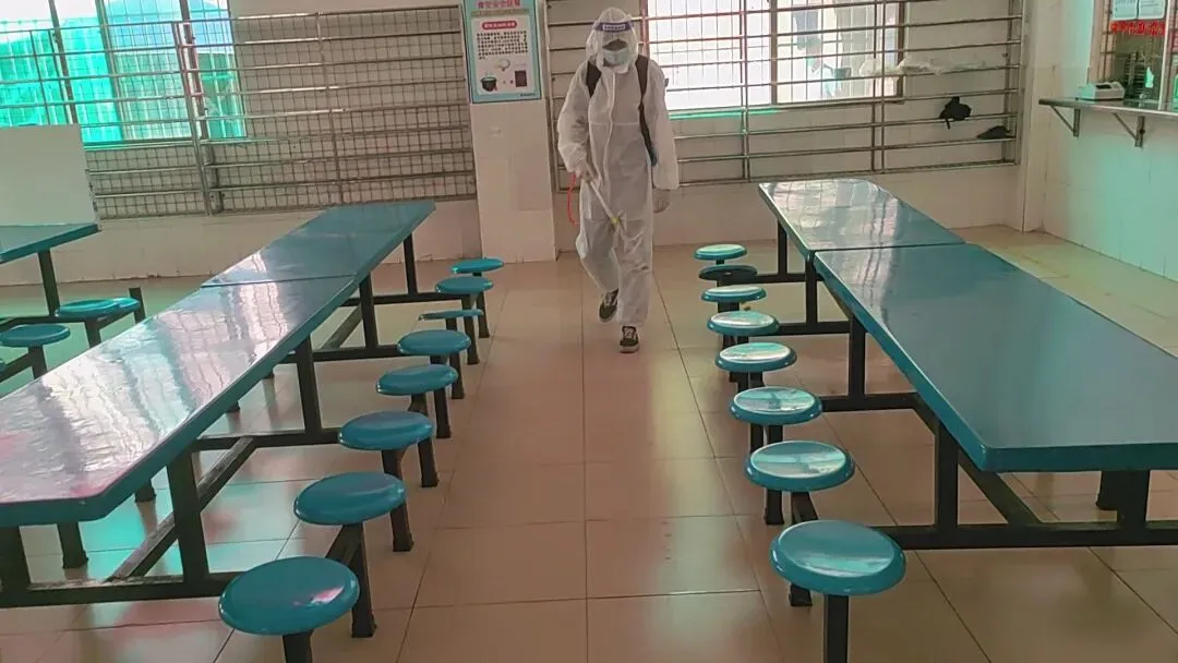 学生们间隔取餐并保持距离