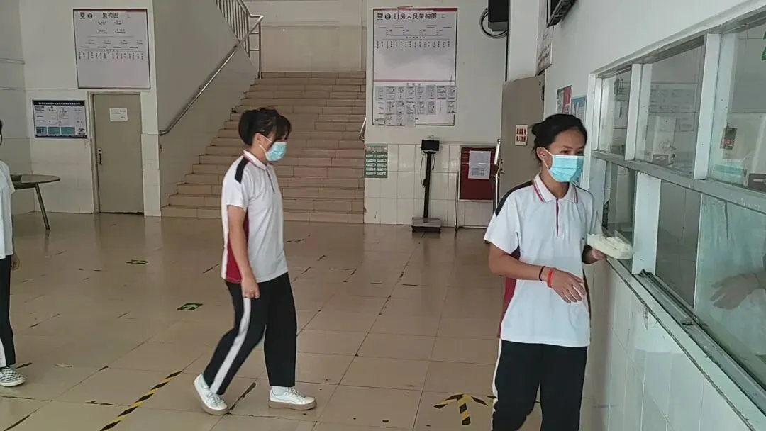 学生们在洗手区间隔洗手