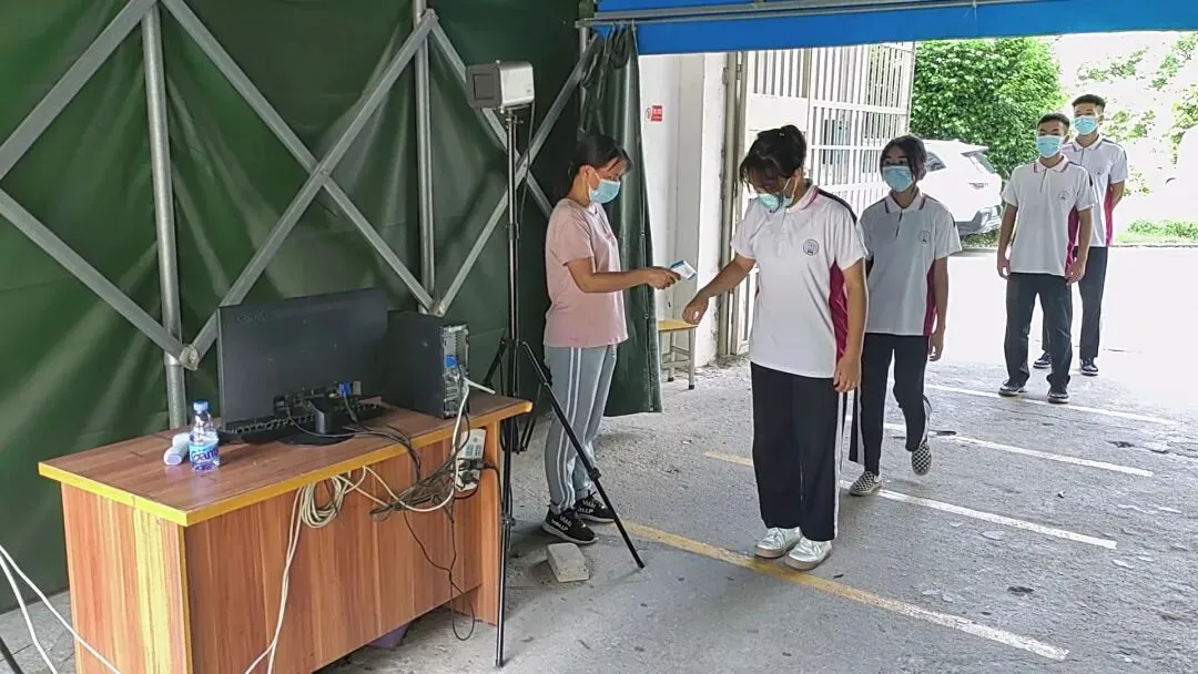 学生们分散在指定区域就餐