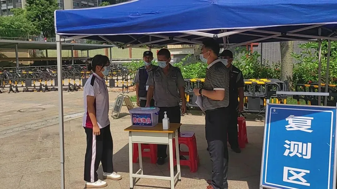 校医为体温异常学生进行复测