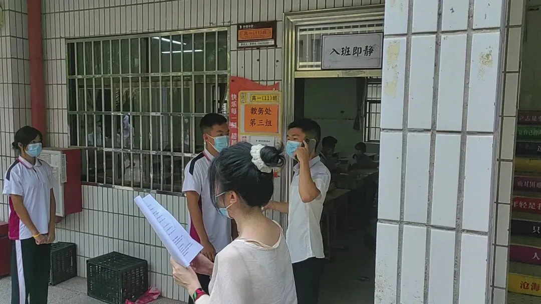 教室内学生突发不适,班主任上前关心