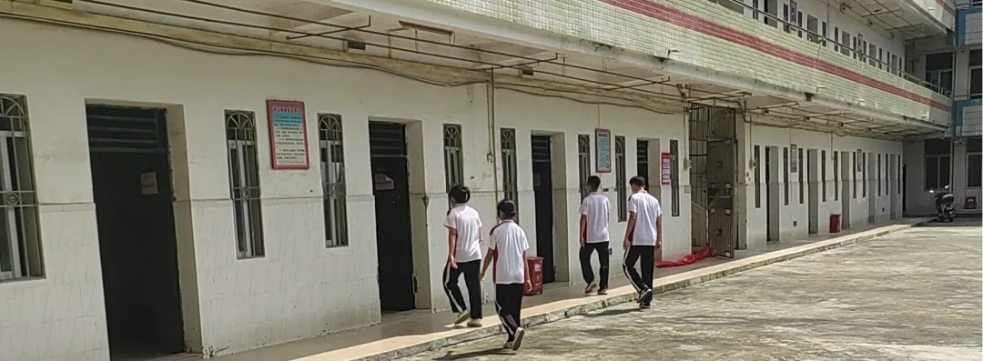 学生们佩戴口罩排队进行晚寝体温检测