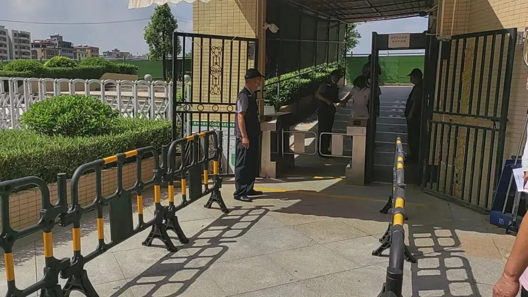 学生有序排队进行入校体温检测