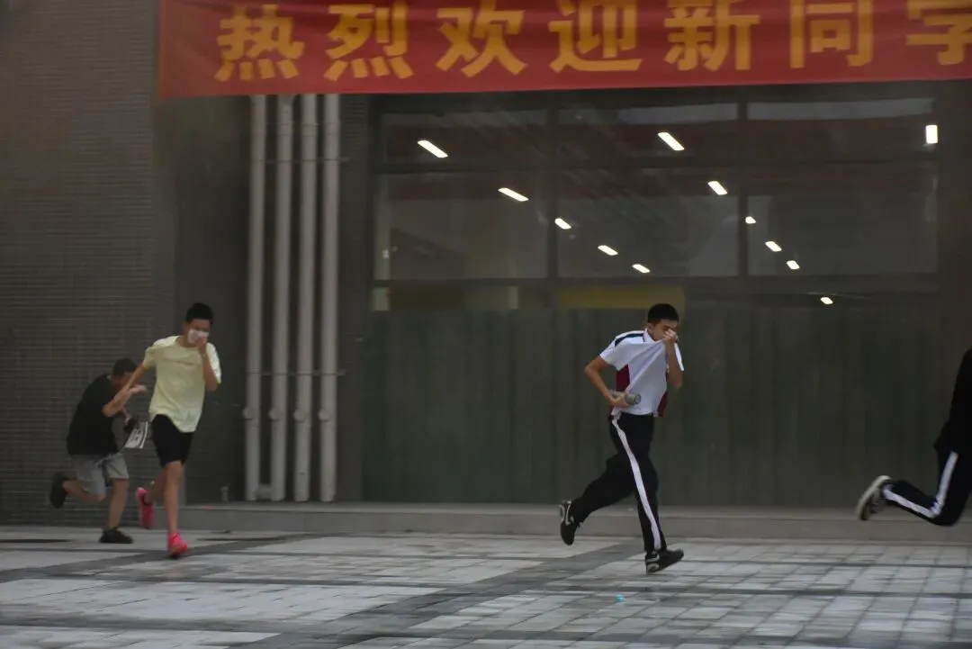 学生们在操场集合点集合完毕
