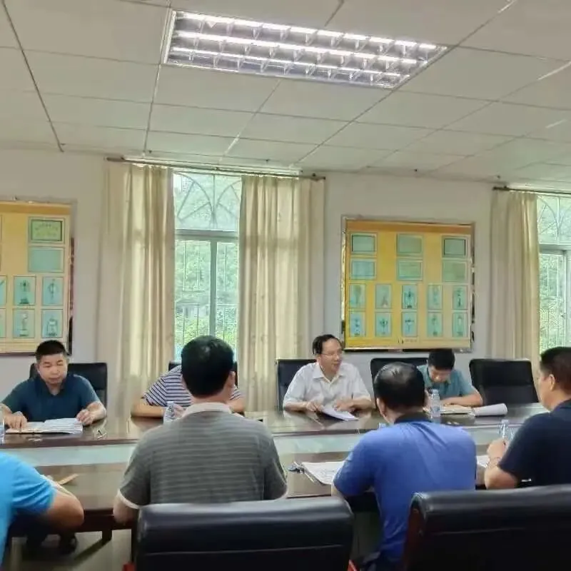 学生们在烟雾中低头弯腰有序疏散