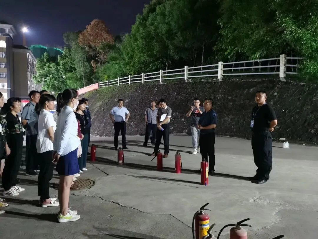 消防教官进行演练讲评与消防知识普及