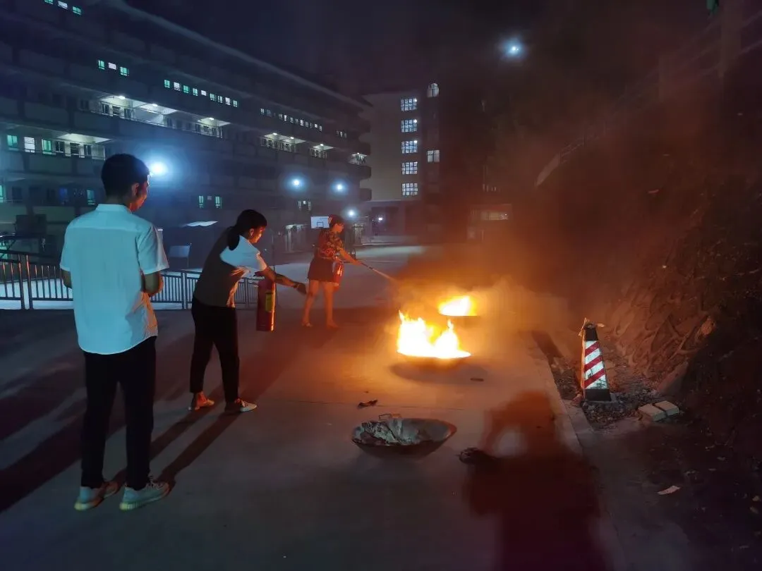 班长在集合点清点学生人数