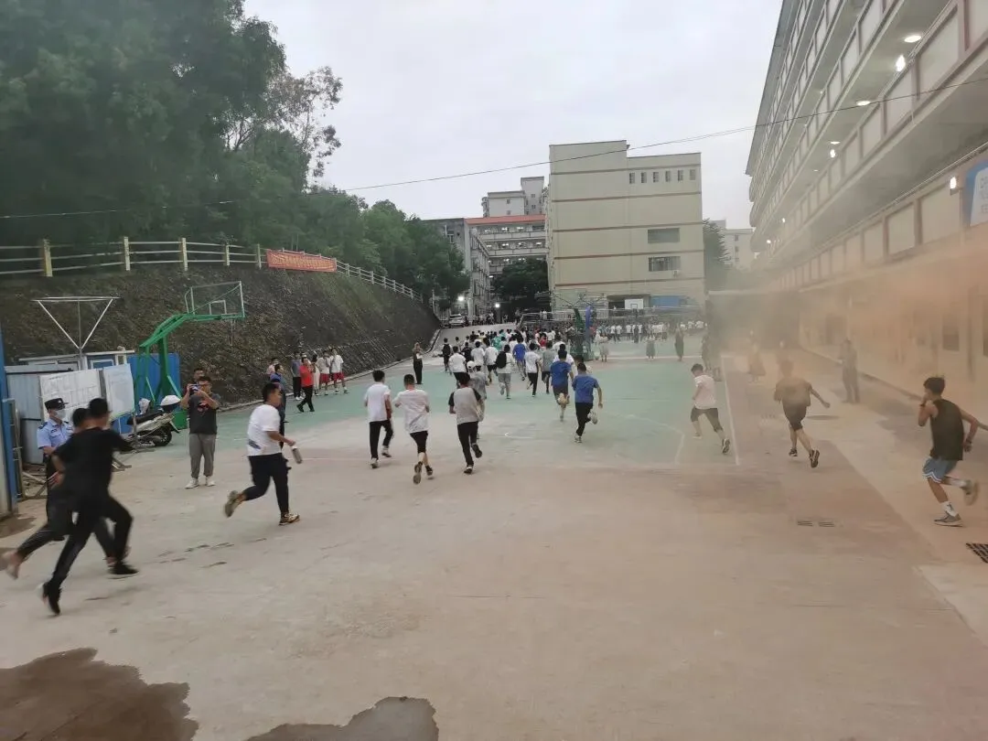 学生们在集合地点等待清点人数