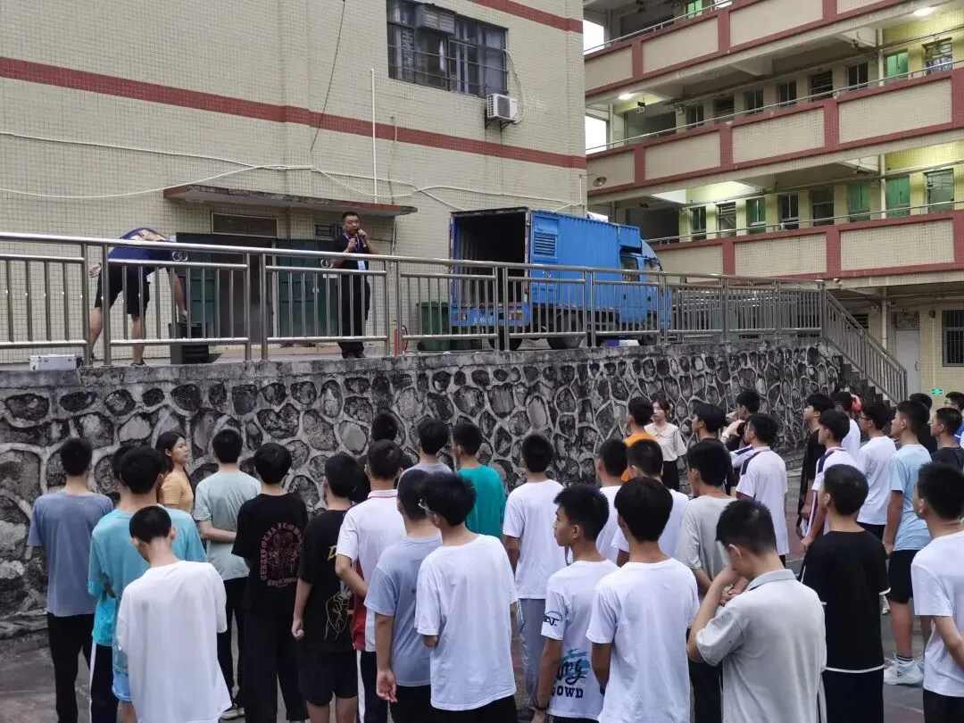 学生们按照疏散路线快速撤离宿舍楼