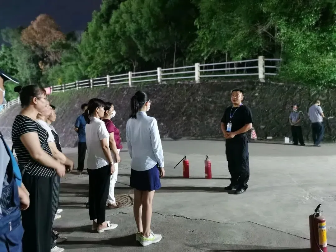 学生们在集合地点认真听从指挥